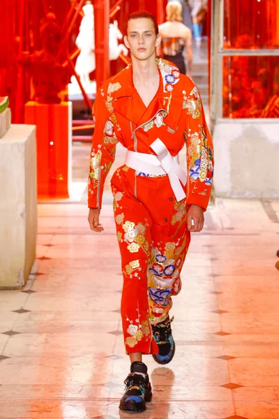 Look 18
